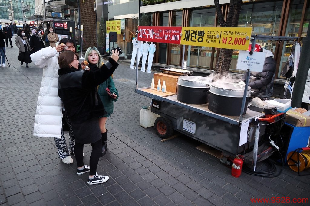 1月9日，旅客在韩国首尔明洞自拍。（贵寓图）